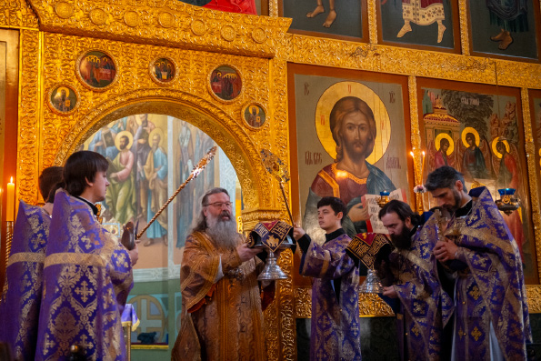 В Неделю преподобного Иоанна Лествичника митрополит Кирилл совершил Литургию в Благовещенском соборе Казани