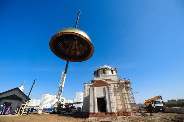 В Нижнекамске на строящийся храм в честь Рождества Христова установили купол