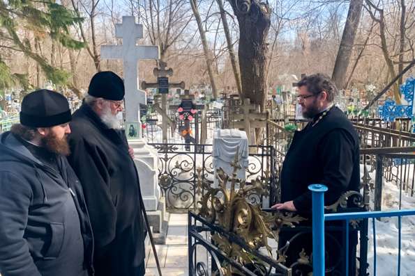 В годовщину кончины епископа Казанского Иустина (Мальцева) митрополит Кирилл помолился на могиле приснопамятного архипастыря
