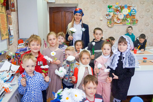 В воскресных и общеобразовательных школах Казани проходят мастер-классы по изготовлению бумажных цветов для благотворительной акции