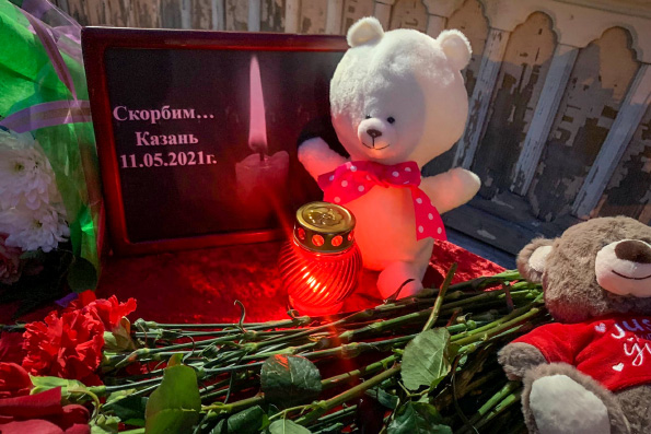Священники Екатеринбургской епархии возложили цветы у представительства Татарстана