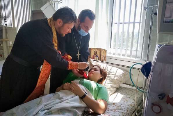 Четверо пострадавших детей причастились Святых Христовых Таин в ДРКБ
