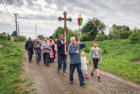 Верующие села Пановка прошли крестным ходом до места обретения чудотворной иконы