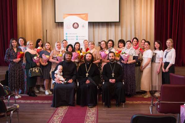 Супруги казанских священнослужителей приняли участие в торжественном мероприятии по случаю празднования Дня жен-мироносиц