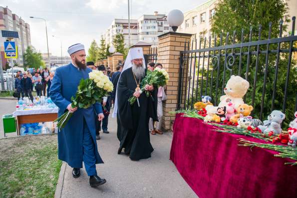 Глава Татарстанской митрополии возложил цветы у ворот столичной гимназии №175