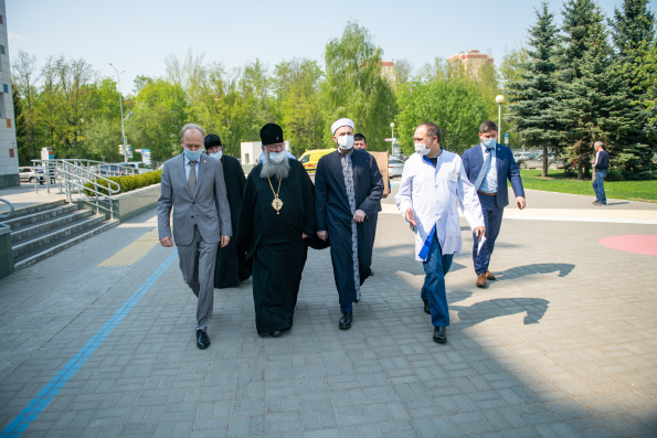 Духовные лидеры Татарстана навестили в ДРКБ пострадавших при нападении на гимназию казанских школьников