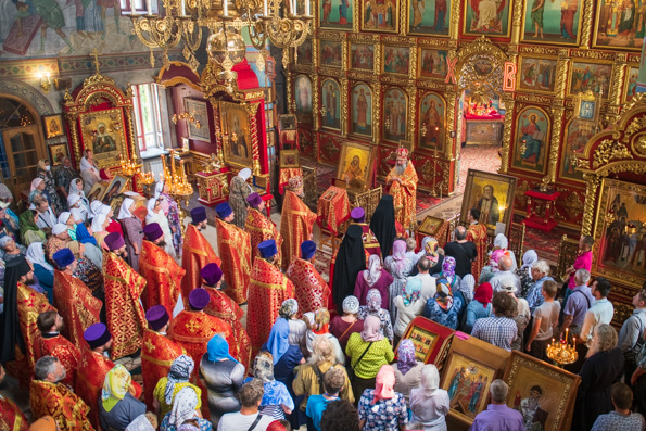 Митрополит Кирилл совершил Литургию в Воскресенском храме посёлка Алексеевское