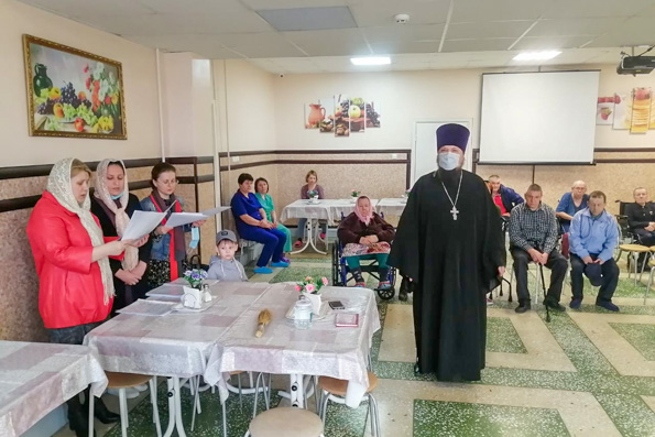 Приходская община села Шемордан поздравила с Пасхой Христовой постояльцев дома-интерната для престарелых