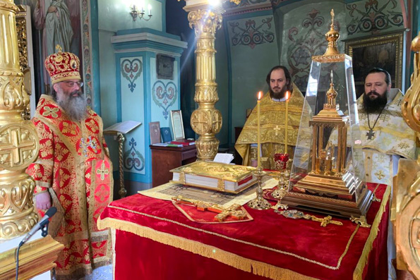Митрополит Кирилл совершил Литургию в Троицком храме села Арбузово Владимирской области