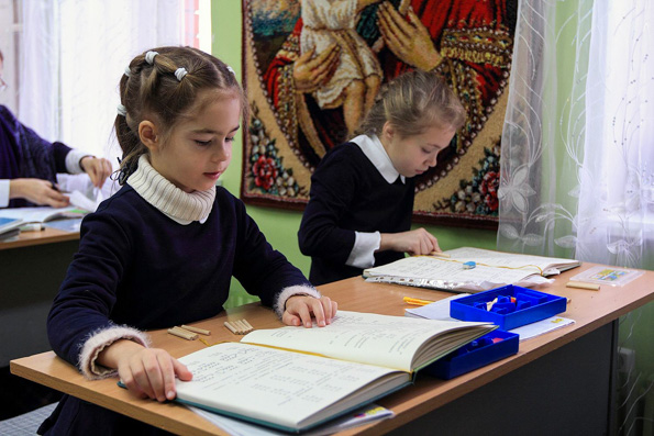 При храмах Набережных Челнов действуют образовательные группы, обучающие детей по программе «Русская классическая школа»