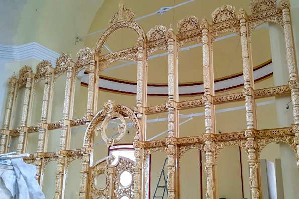 В восстанавливающемся Троицком храме села Новотроицкое установили резной иконостас