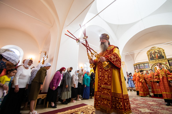 В Неделю о слепом глава Татарстанской митрополии поздравил верующих Бугульмы с годовщиной образования Альметьевской епархии