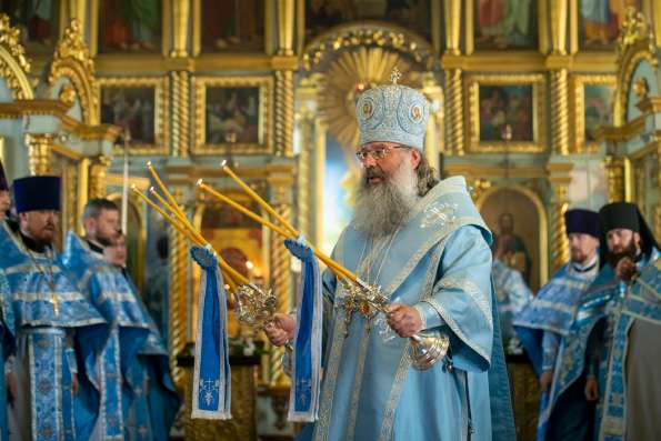 В день праздника Боголюбской иконы Богородицы митрополит Кирилл совершил Литургию в Казанском храме Чистополя
