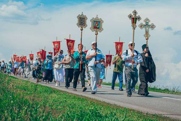 В день празднования иконе Божией Матери «Достойно есть» в Бугульминском районе Татарстана состоялся большой крестный ход
