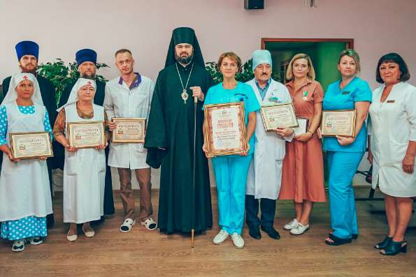 Епископ Мефодий вручил награды за вклад в борьбу с коронавирусной инфекцией медработникам Альметьевска