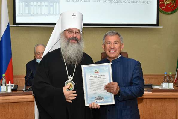 Рустам Минниханов и митрополит Кирилл вручили награды за особый вклад в воссоздание Казанского собора