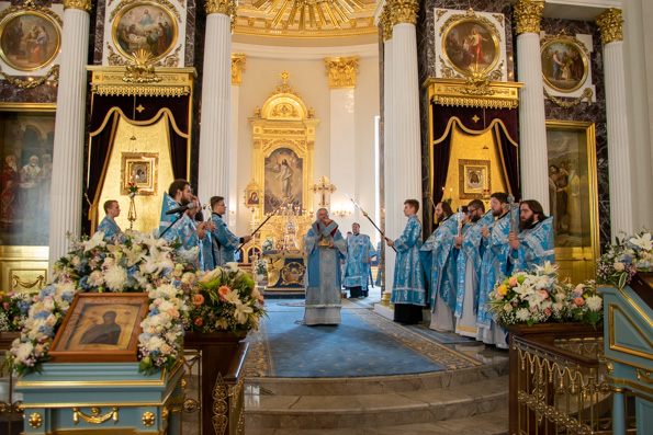 В Неделю 5-ю по Пятидесятнице митрополит Кирилл совершил Литургию в соборе Казанской иконы Божией Матери