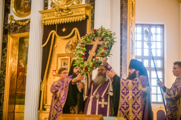 Митрополит Кирилл совершил богослужение с чином выноса Креста в Казанском соборе