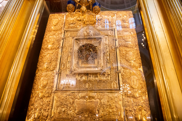 Оклад Казанской иконы Божией Матери принесен в Казанский собор