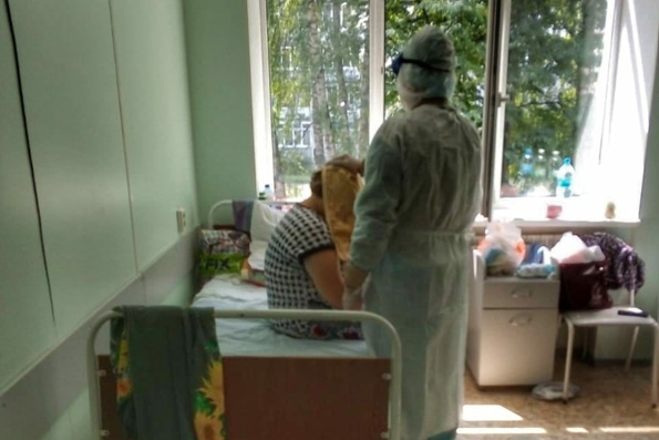 Пациенты ковидного госпиталя города Зеленодольска исповедуются и причащаются Святых Христовых Таин