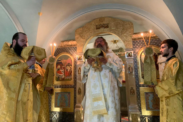 В 55-ю годовщину кончины святителя Шанхайского Иоанна митрополит Кирилл совершил Литургию в Пещерном храме Казанского собора