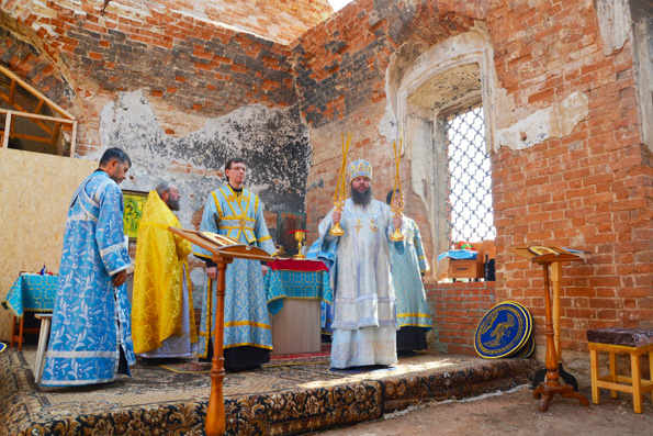 В восстанавливающемся Богоявленском храме села Круглое Поле состоялась первая за 89 лет Литургия