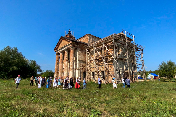 Восстанавливающийся Преображенский храм в селе Юматово отметил престольный праздник