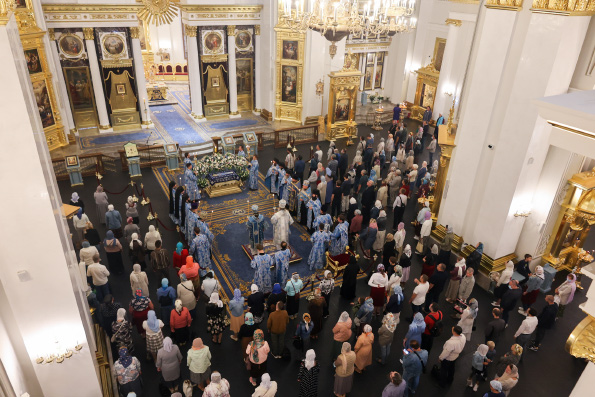 В канун праздника Успения митрополит Кирилл совершил богослужение в Казанском соборе