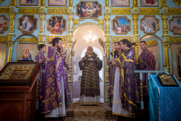 В первый день Успенского поста митрополит Кирилл совершил Литургию в Покровском храме города Арск