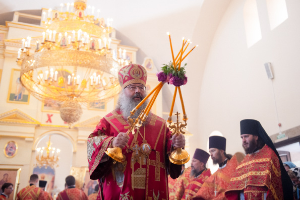 В день памяти семи отроков Ефесских митрополит Кирилл совершил Литургию в Казанском храме Нижнекамска
