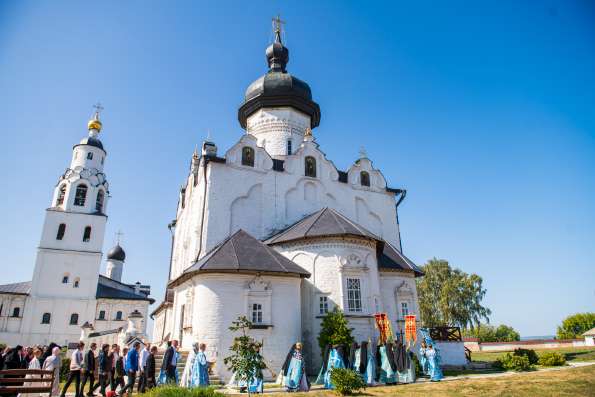Митрополит Кирилл возглавил престольные торжества в Успенском соборе Свияжского монастыря 