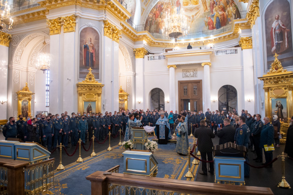 В Казанском соборе состоялся молебен для сотрудников МЧС Татарстана