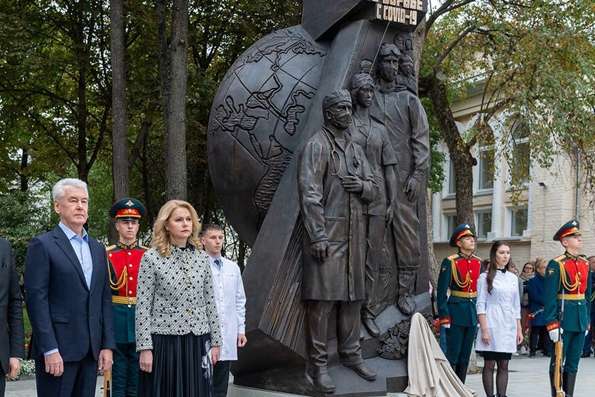 В Москве открыли памятник медикам — героям борьбы с коронавирусом