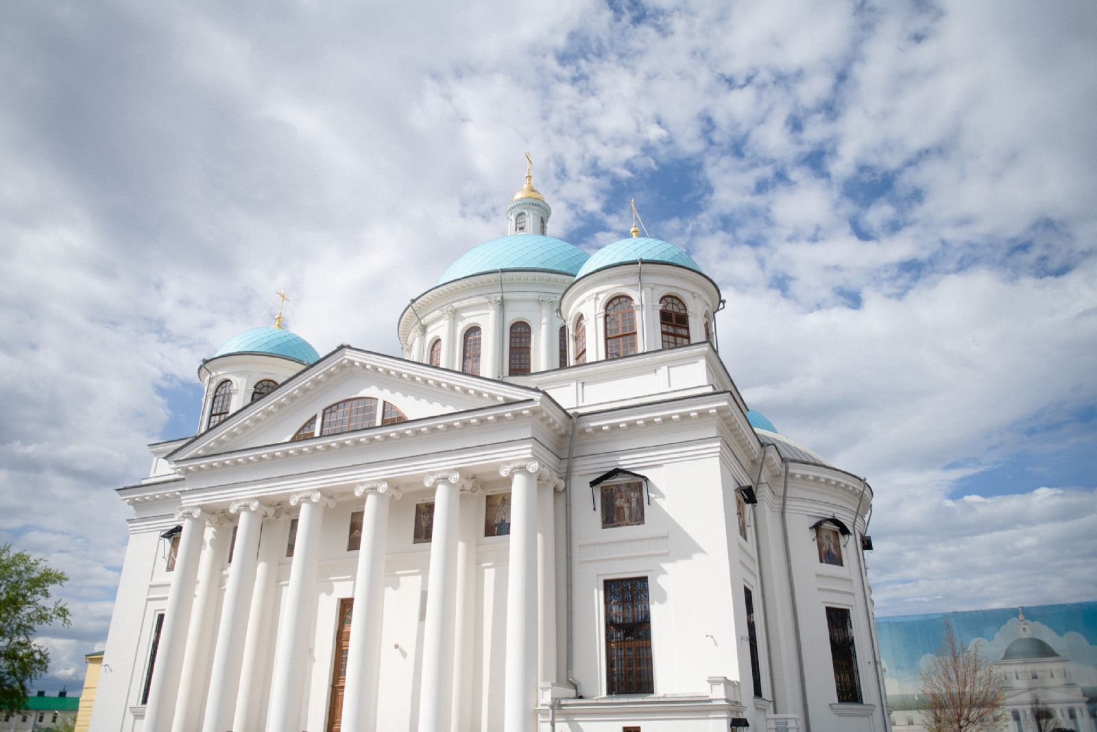 В Духов день митрополит Кирилл совершил Литургию в Пещерном храме Казанского кафедрального собора