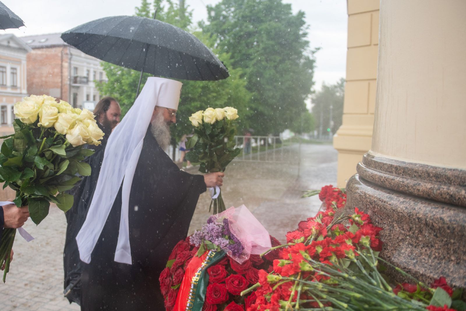 В день рождения А.С. Пушкина митрополит Кирилл возложил цветы к памятнику поэту