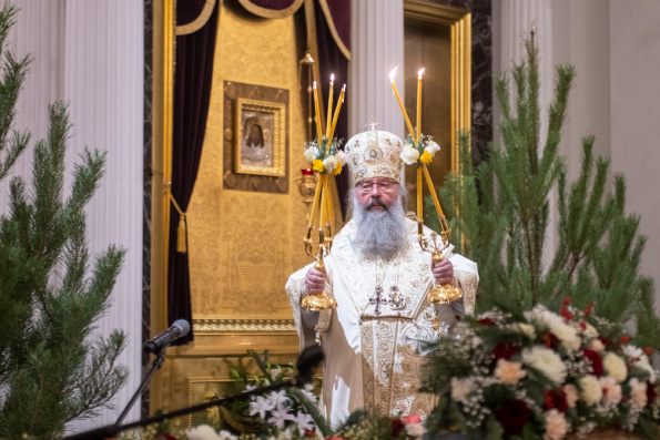 В канун праздника Рождества Христова митрополит Кирилл возглавил всенощное бдение в соборе Казанской иконы Божией Матери
