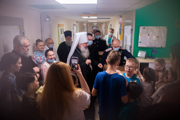 Митрополит Кирилл навестил пациентов Камского детского медицинского центра в Набережных Челнах