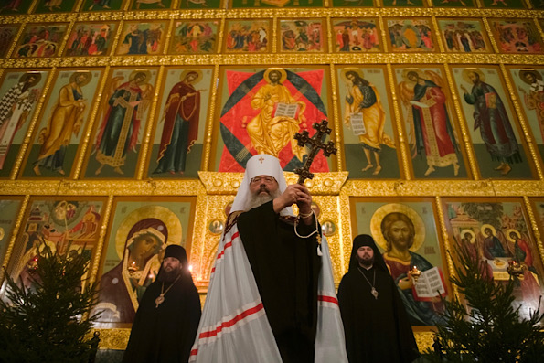 В праздник Рождества митрополит Кирилл совершил великую вечерню в Благовещенском соборе Казани