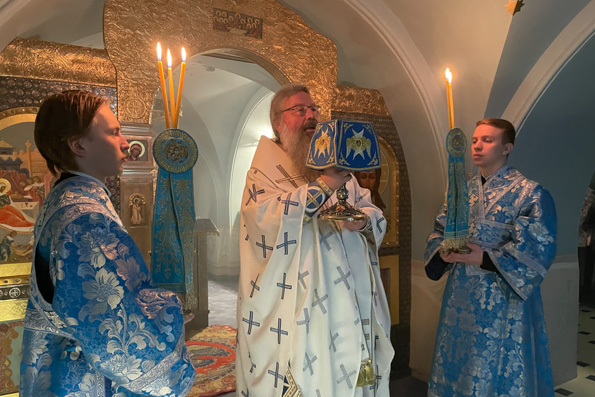 В день памяти благоверного князя Георгия Владимирского митрополит Кирилл совершил Литургию в Пещерном храме