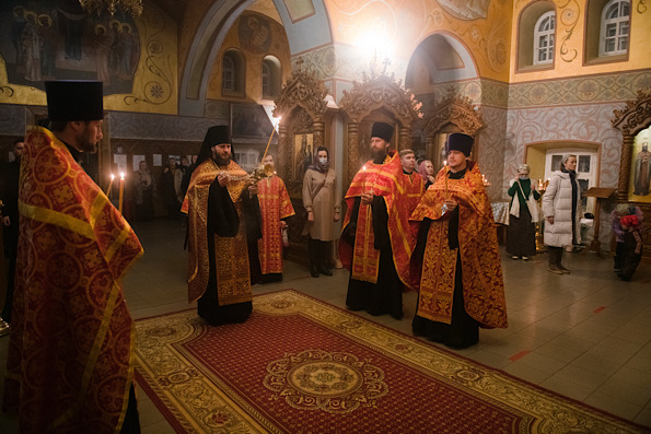 В канун дня памяти мученика Иоанна Казанского в Зилантовом монастыре состоялось соборное вечернее богослужение