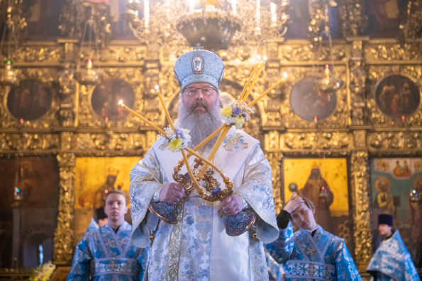 В праздник Сретения Господня митрополит Кирилл совершил Литургию в Петропавловском соборе Казани