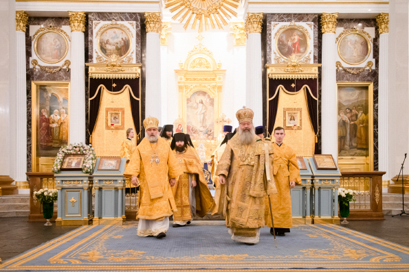 В Неделю о блудном сыне митрополит Кирилл совершил Литургию в соборе Казанской иконы Божией Матери