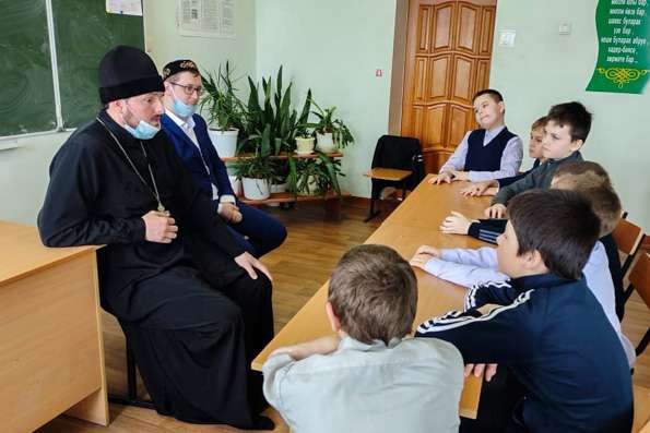 Священник посетил школу в селе Черемшан