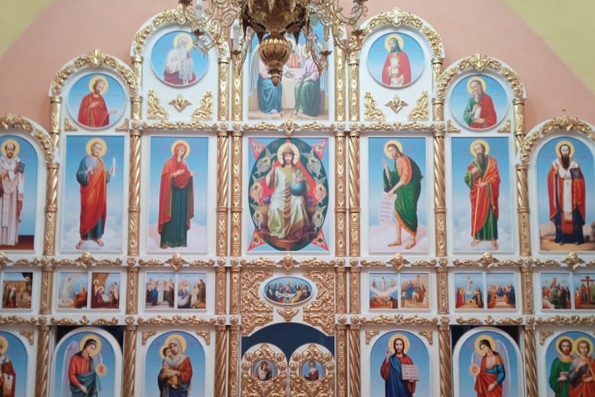 В восстанавливающемся храме села Кураково установлен новый иконостас