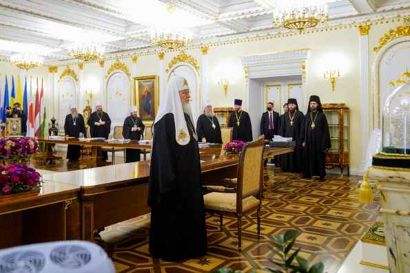 Священный Синод обсудил помощь беженцам и межконфессиональный диалог, касающийся событий на Украине