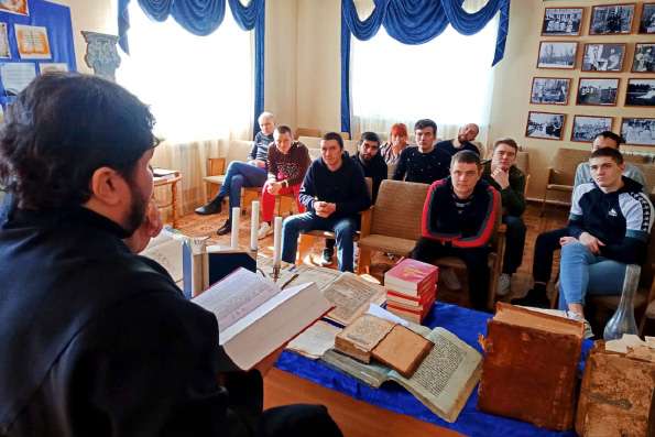 В День православной книги Воскресенский храм Алексеевского посетили ребята из реабилитационного центра