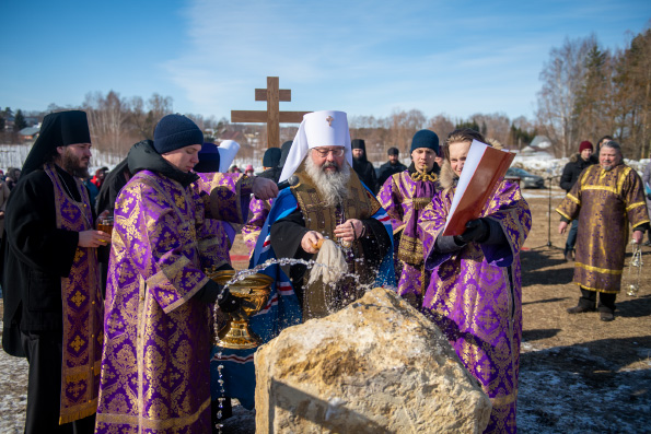 Митрополит Кирилл совершил чин закладки храма в селе Среднее Девятово