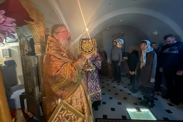 В Неделю 2-ю Великого поста митрополит Кирилл совершил Литургию в Пещерном храме