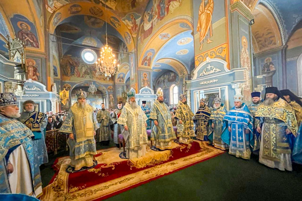В Неделю Крестопоклонную митрополит Кирилл совершил Литургию в Богоявленско-Анастасиином соборе Костромы