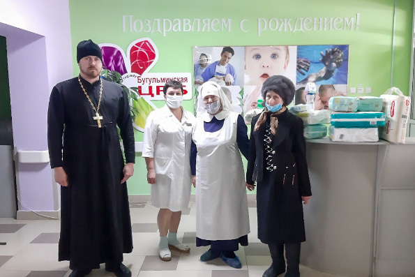Священнослужитель Бугульминского благочиния посетил детскую больницу и роддом